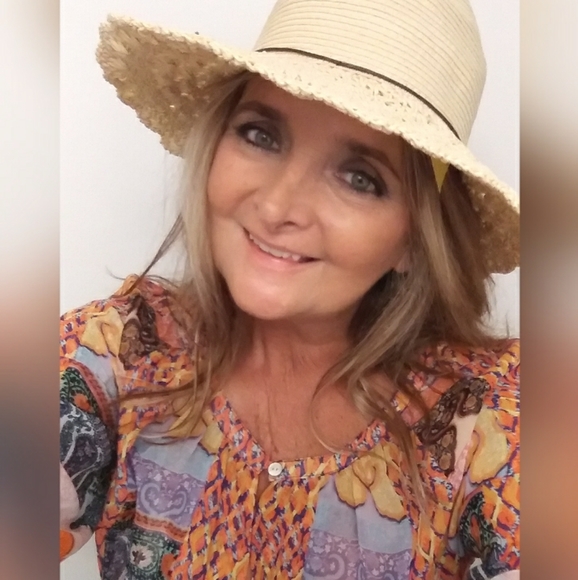 Meet your Posher, Lorie - Picture 2 of 4